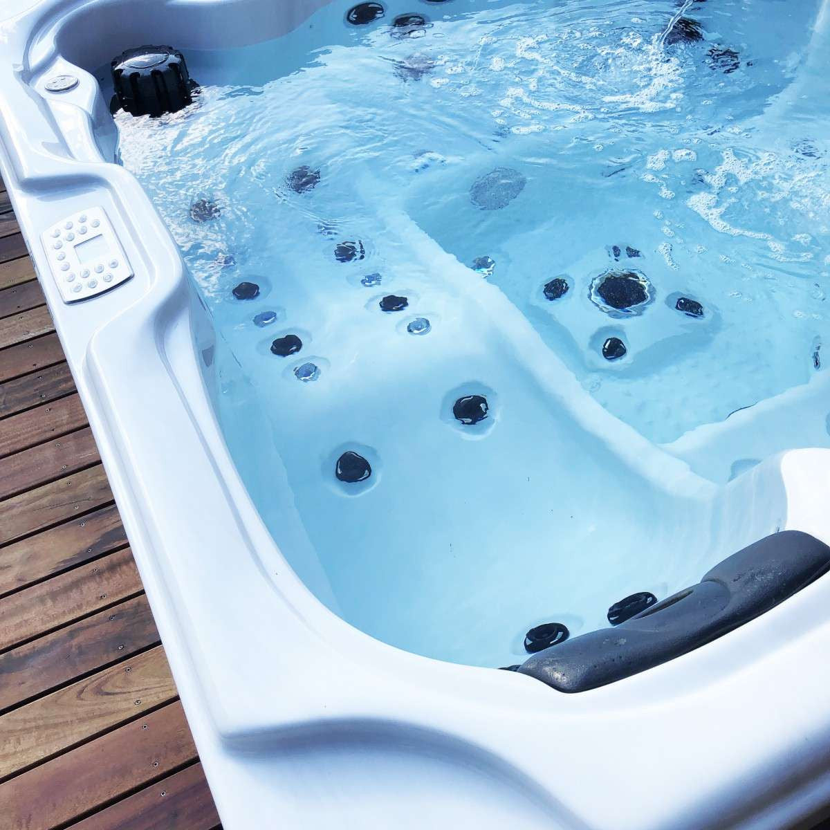 Outdoorwhirlpool OASIS Maxi WHITE MARBLE inkl. Stiege und Abdeckung 210x210x95 cm frostsicher