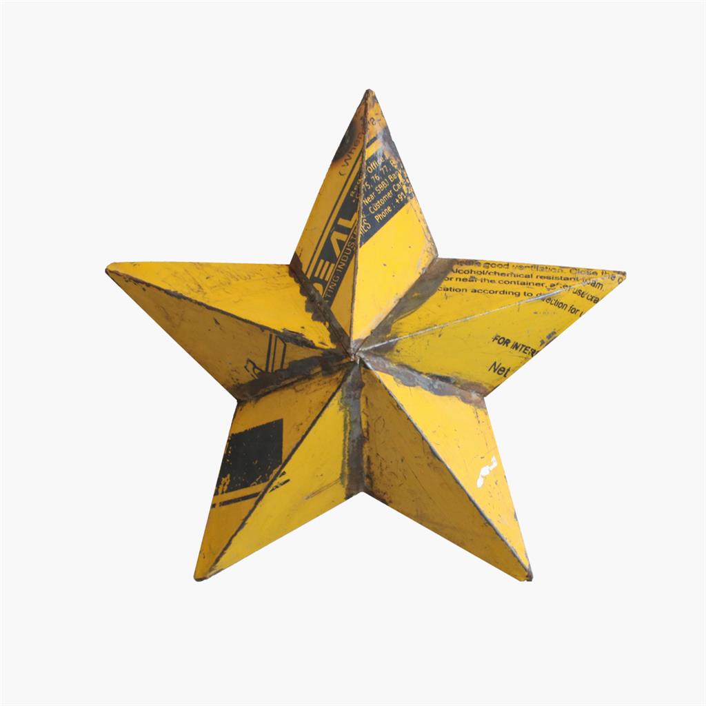 Estrella decorativa hecha con chatarra.