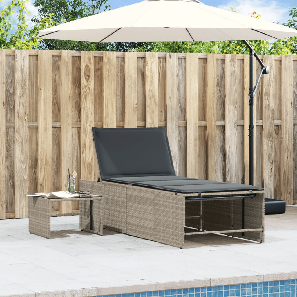 Sonnenliegen 2 Stk. mit Tisch Hellgrau Poly Rattan