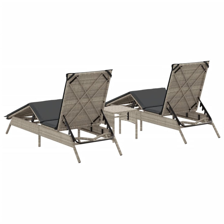 Sonnenliegen 2 Stk. mit Tisch Hellgrau Poly Rattan