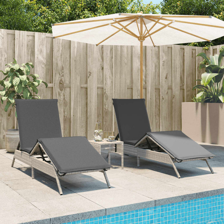 Sonnenliegen 2 Stk. mit Tisch Hellgrau Poly Rattan