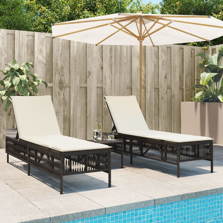 Sonnenliegen 2 Stk. mit Tisch Braun Poly Rattan