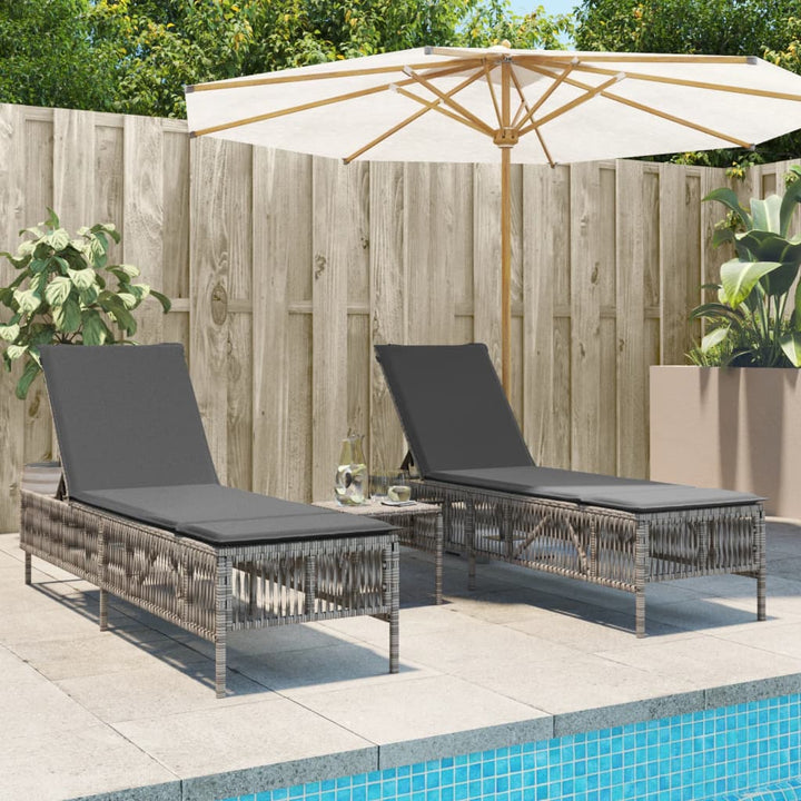 Sonnenliegen 2 Stk. mit Tisch Grau Poly Rattan