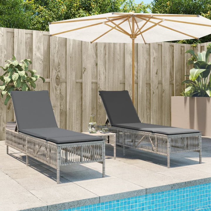 Sonnenliegen 2 Stk. mit Tisch Hellgrau Poly Rattan