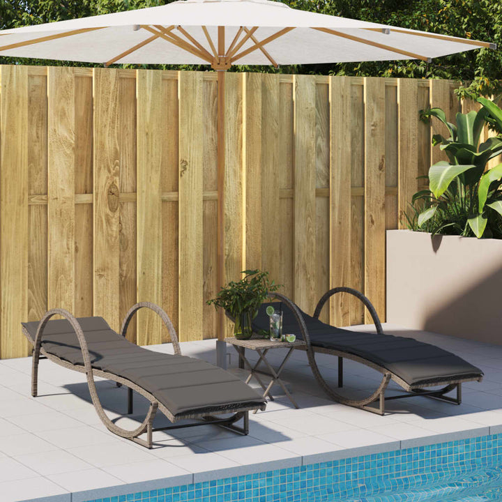 Sonnenliegen 2 Stk. mit Auflagen Grau Poly Rattan