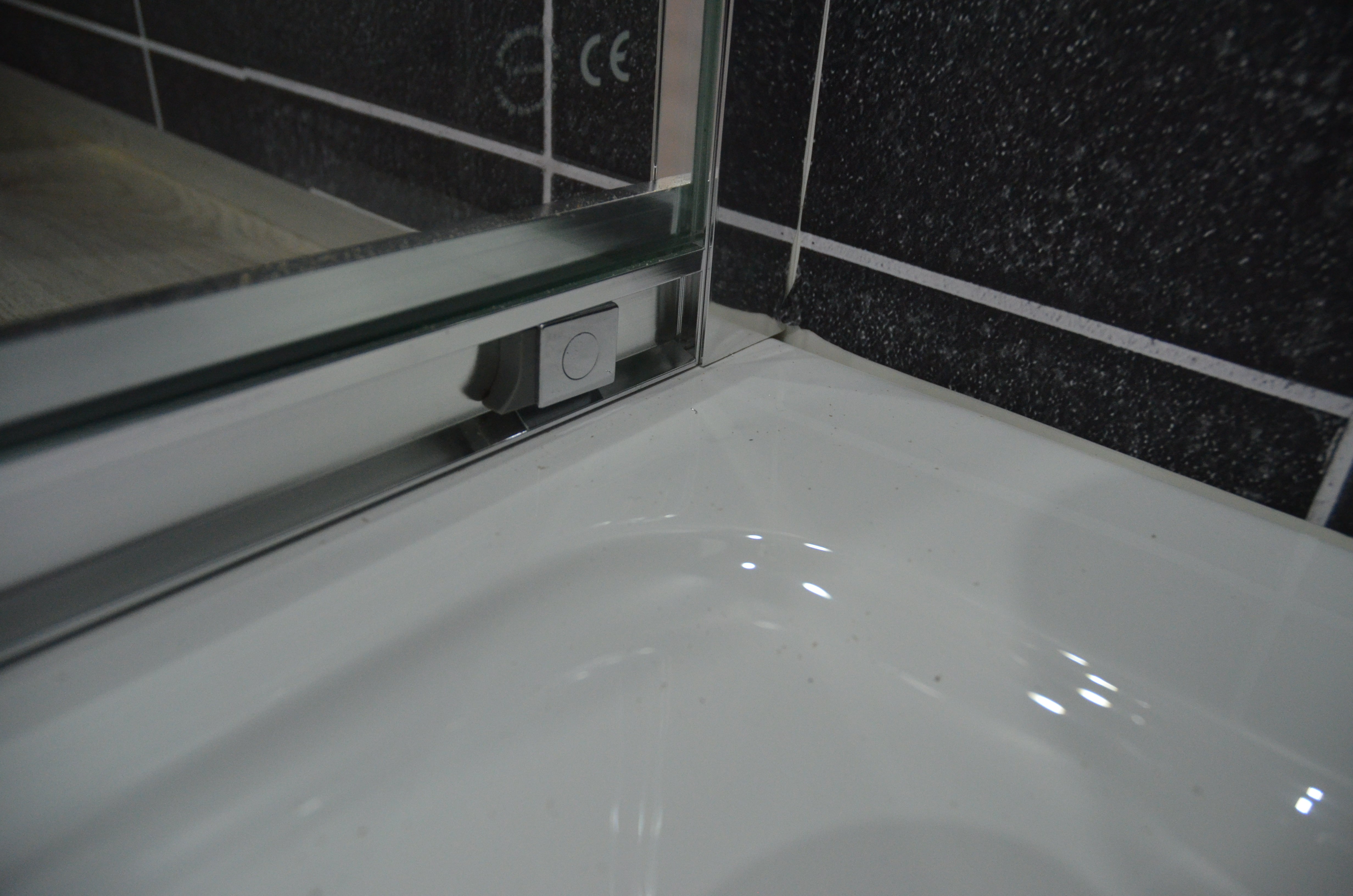 Pro - Line corner shower cubicle with Easy Clean in 4 different sizes