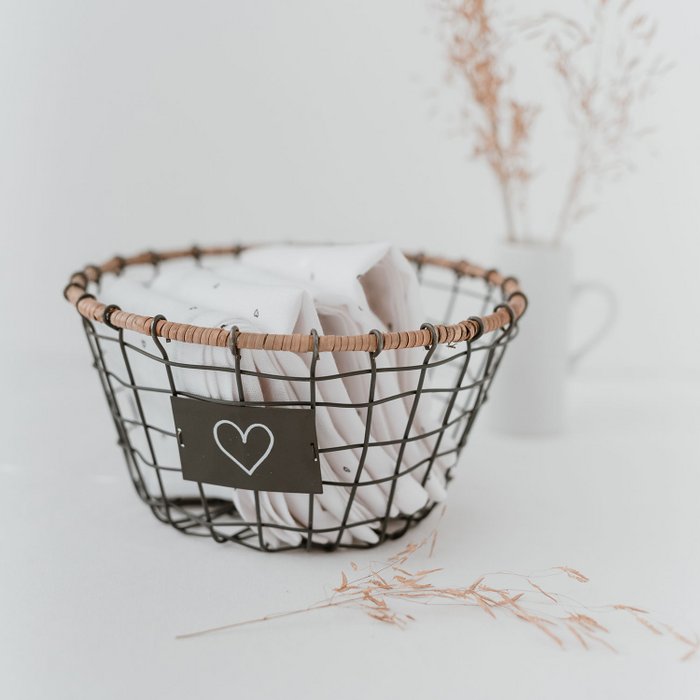 Wire basket round with heart 20cm