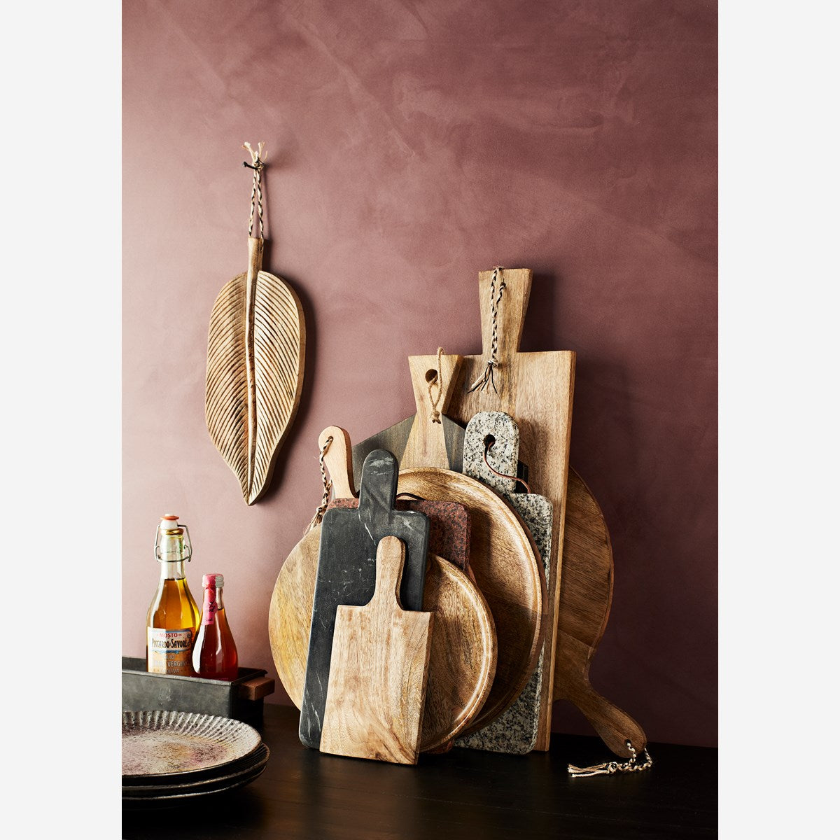 Leaf-shaped mango wood serving board